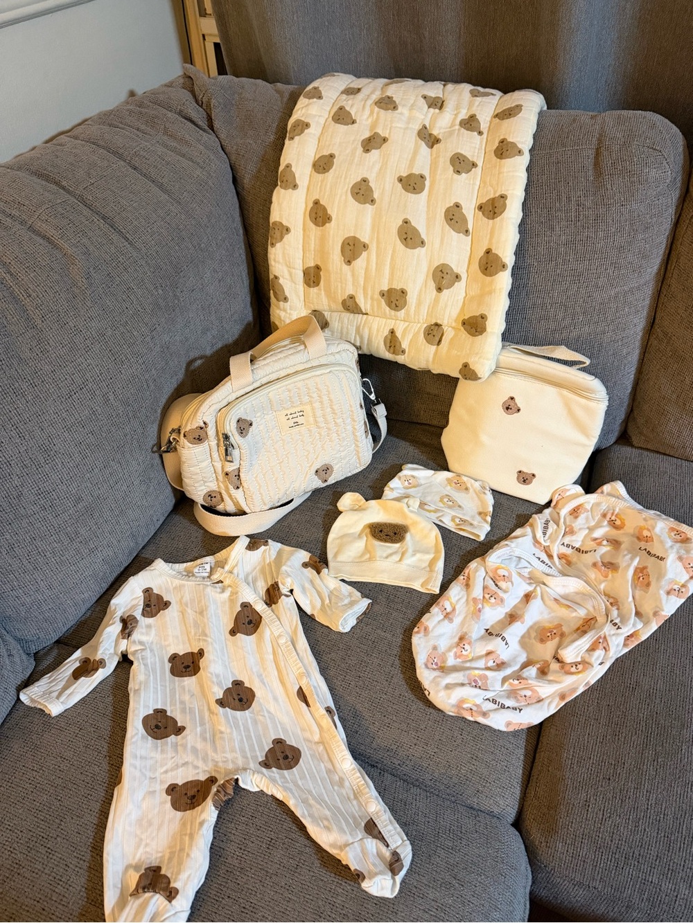 SHEIN Cream and Brown Bear-Print Baby Accessory Set